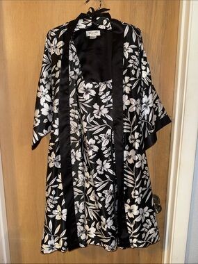 NWT Sante Classics 2 pPece Nightie /Robe Set Matching Hanger Size Small